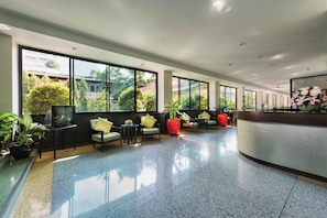 Lobby sitting area - Capital Mansion (Bangkok)