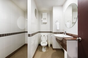 Habitación Deluxe doble | Baño | Ducha, artículos de higiene personal gratuitos y secador de pelo