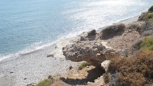 A coastal landscape with a rocky shoreline and a clear view of the sea. - Boutique Hotel Tilos Mare (Tilos)
