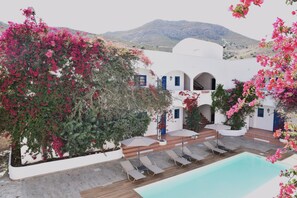 Outdoor pool, a rooftop pool, pool umbrellas, sun loungers - Boutique Hotel Tilos Mare (Tilos)