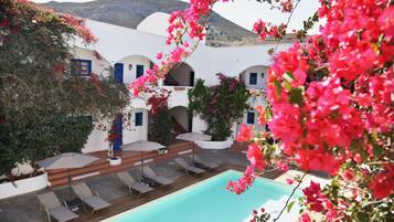 Alberca al aire libre, alberca en la azotea y sombrillas en la alberca