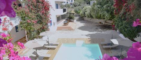 Piscina externa, piscina no terraço, guarda-sóis, espreguiçadeiras