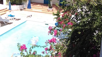 Kolam renang outdoor dan sebuah kolam renang di atap