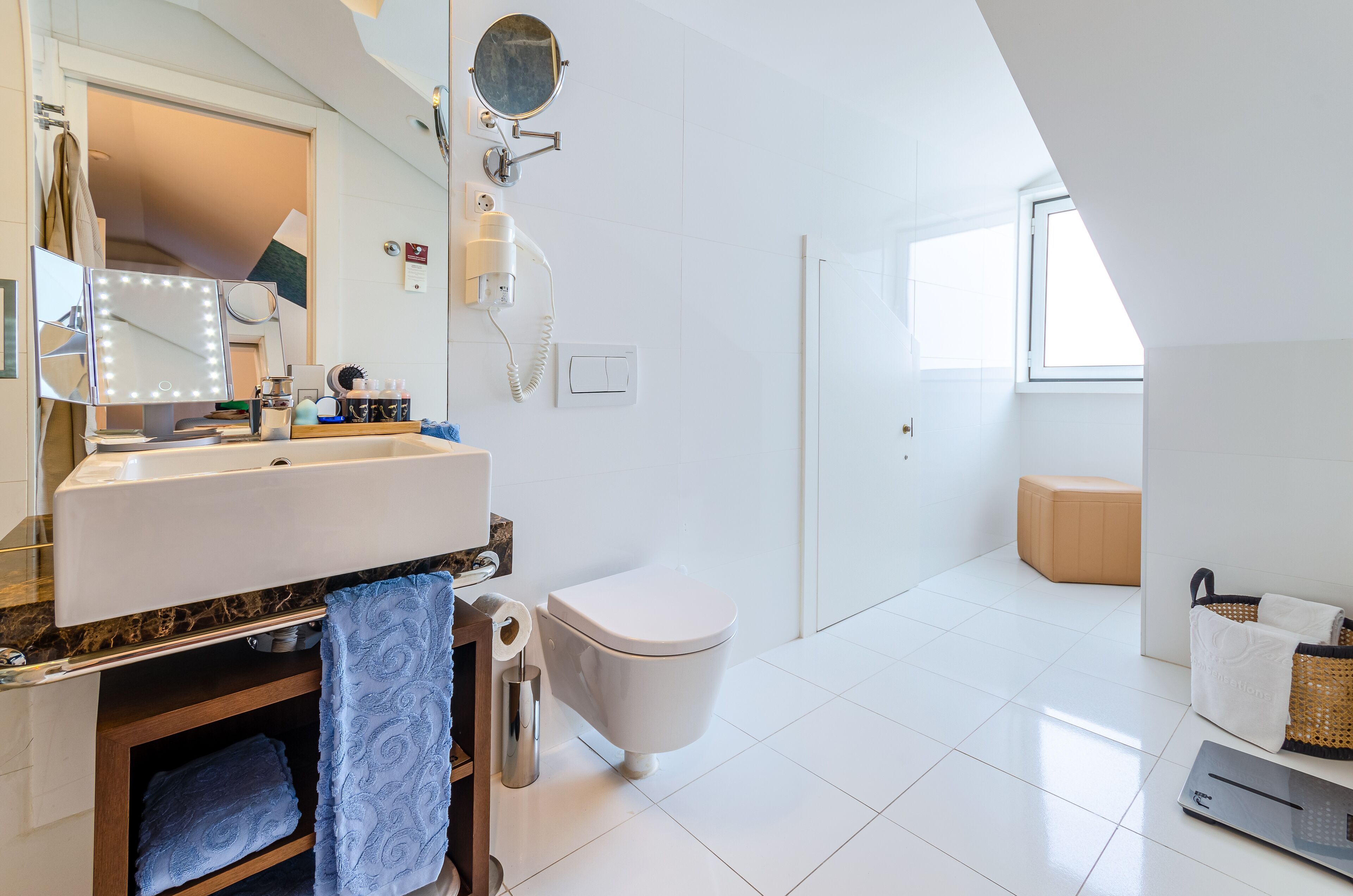 superior studio | 1 bedroom, minibar, in-room safe, desk