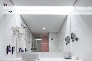 Shower, hydromassage showerhead, free toiletries, hair dryer - The 7 Hotel (Lisbon)
