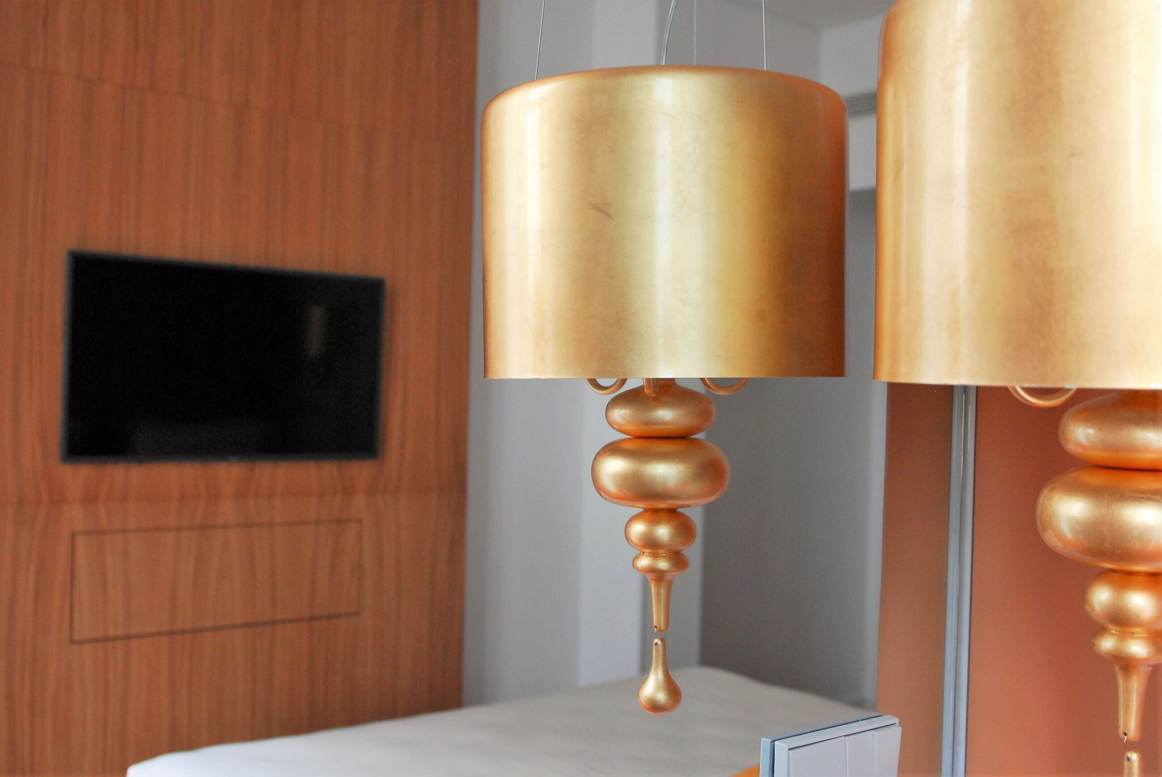 Una habitación moderna con una pared de madera y un televisor de pantalla plana montado sobre ella.