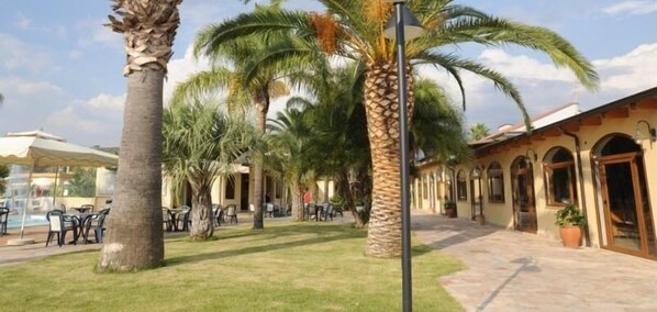 المنطقة المحيطة بالمنشأة