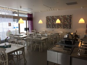 Petit-déjeuner et déjeuner servis sur place, spécialités Cuisine locale