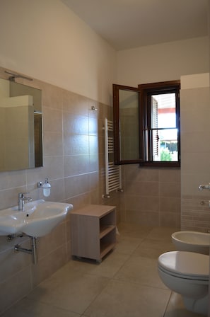 Chambre Supérieure | Salle de bain | Douche, douche à « effet pluie », sÚche-cheveux, bidet