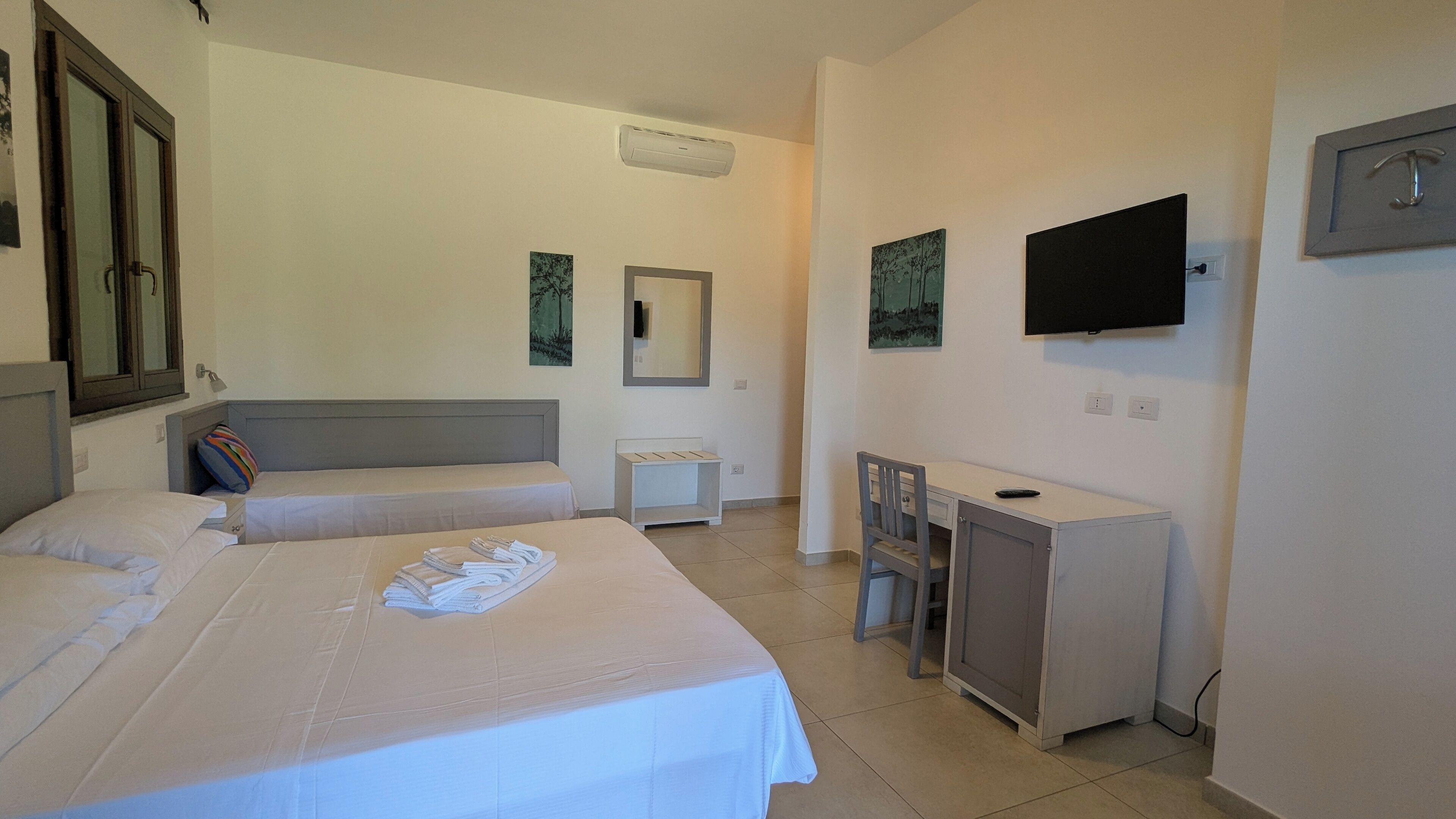 superior room | desk, laptop workspace, free wifi, bed sheets
