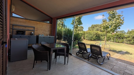 Escritorio, espacio para trabajar con laptop y wifi gratis