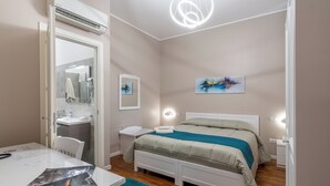 A bedroom with a bed, bedside tables, a desk, and a mirror. - Alhambra B&B Guest House di Charme (Giarre)