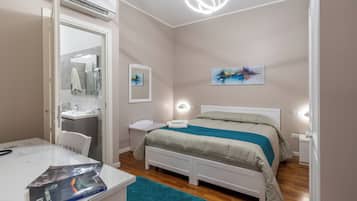 Superior dubbelrum eller tvåbäddsrum | Badrum | Dusch, gratis toalettartiklar, hårtork och badrock