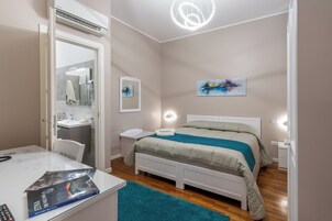 Habitación superior con 1 cama doble o 2 individuales | Baño | Ducha, artículos de higiene personal gratuitos y secador de pelo