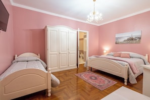 Quarto quádruplo superior | Roupas de cama premium, frigobar, cofres nos quartos, escrivaninha