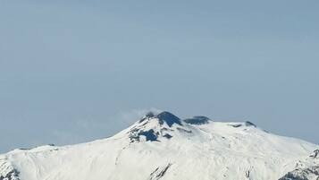 Un sommet de montagne enneigé sous un ciel dégagé.