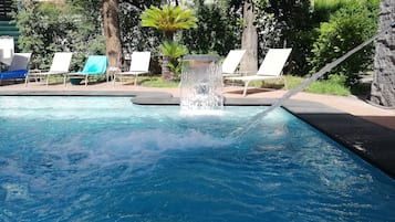 Una piscina al aire libre de temporada