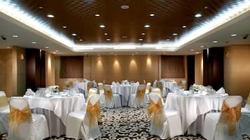 Breakfast, lunch, dinner served; international cuisine, pool views