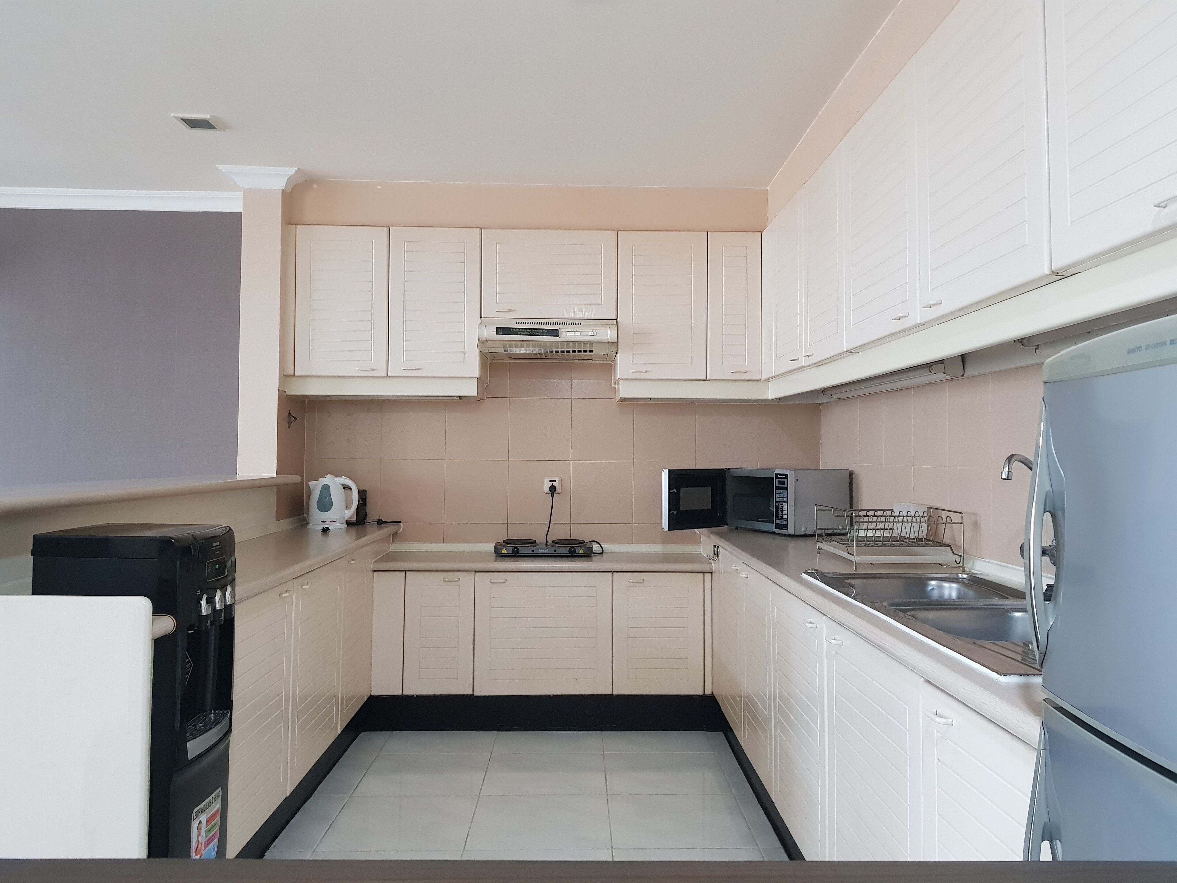 fridge, coffee/tea maker