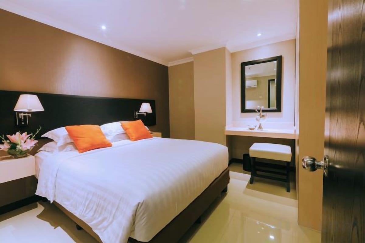1 bedroom, premium bedding, minibar, in-room safe