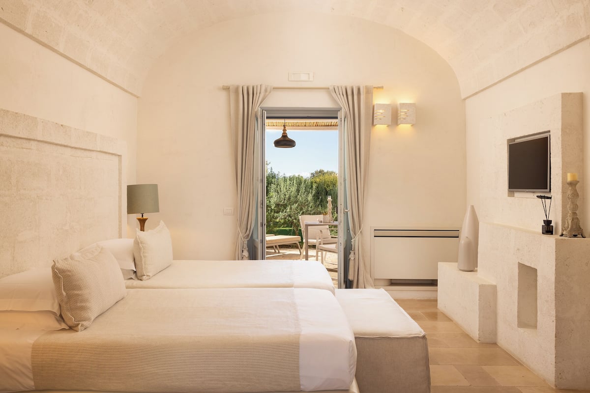 1 bedroom, Frette Italian sheets, premium bedding, down duvets