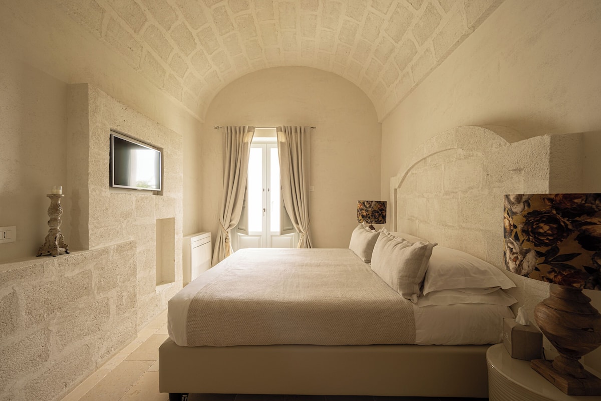 1 bedroom, Frette Italian sheets, premium bedding, down duvets