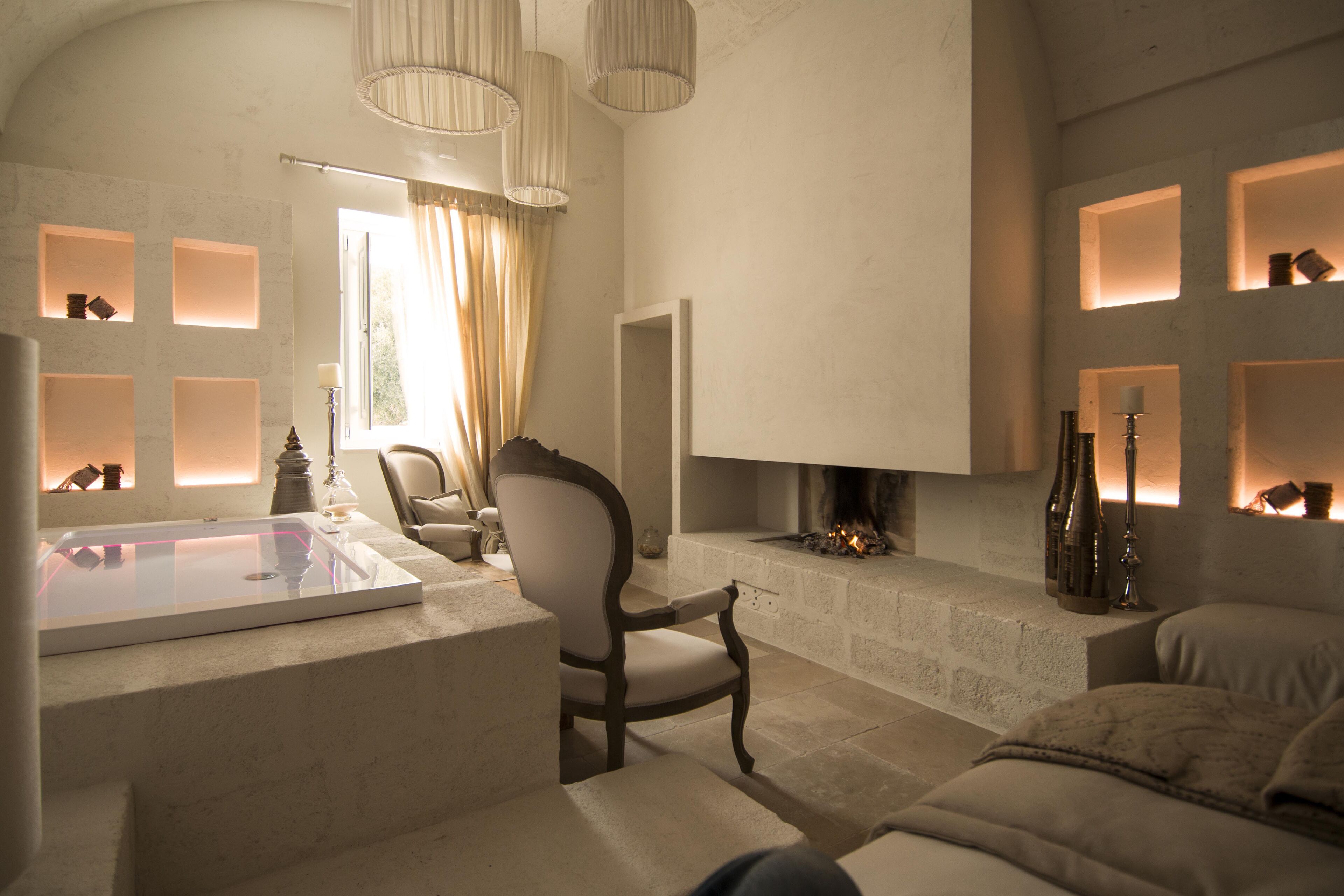 Una sala de estar moderna con chimenea, una mesa de centro de vidrio y un espacio de descanso confortable.
