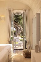 高级双人房或双床房 | 意大利 Frette 床单、高档床上用品、羽绒被、 迷你吧