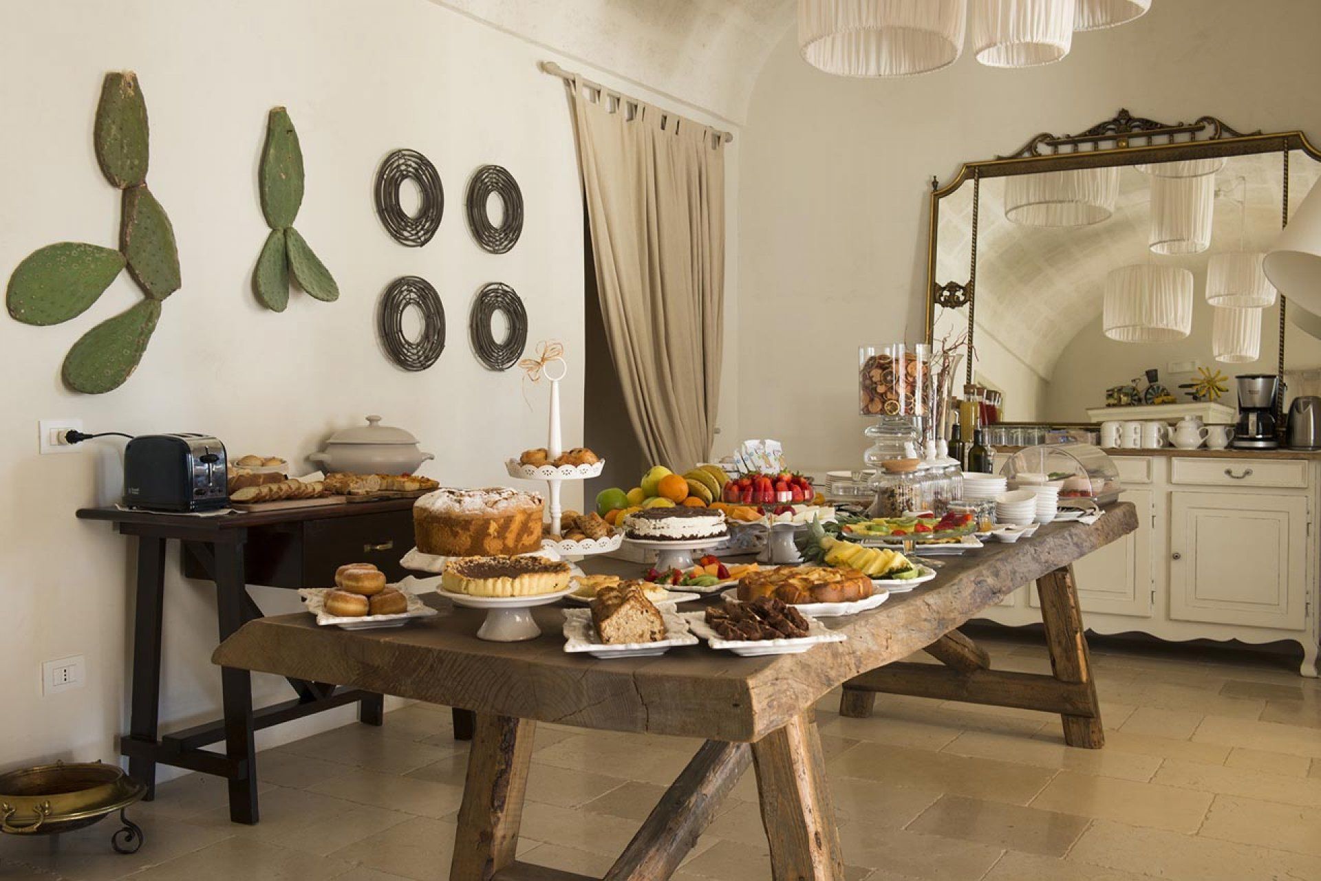 Una mesa de comedor con diversos alimentos y una base de madera rústica.
