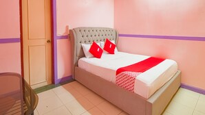 A bedroom with a bed, a door, and a chair. - OYO 790 Mango Inn (Manila)