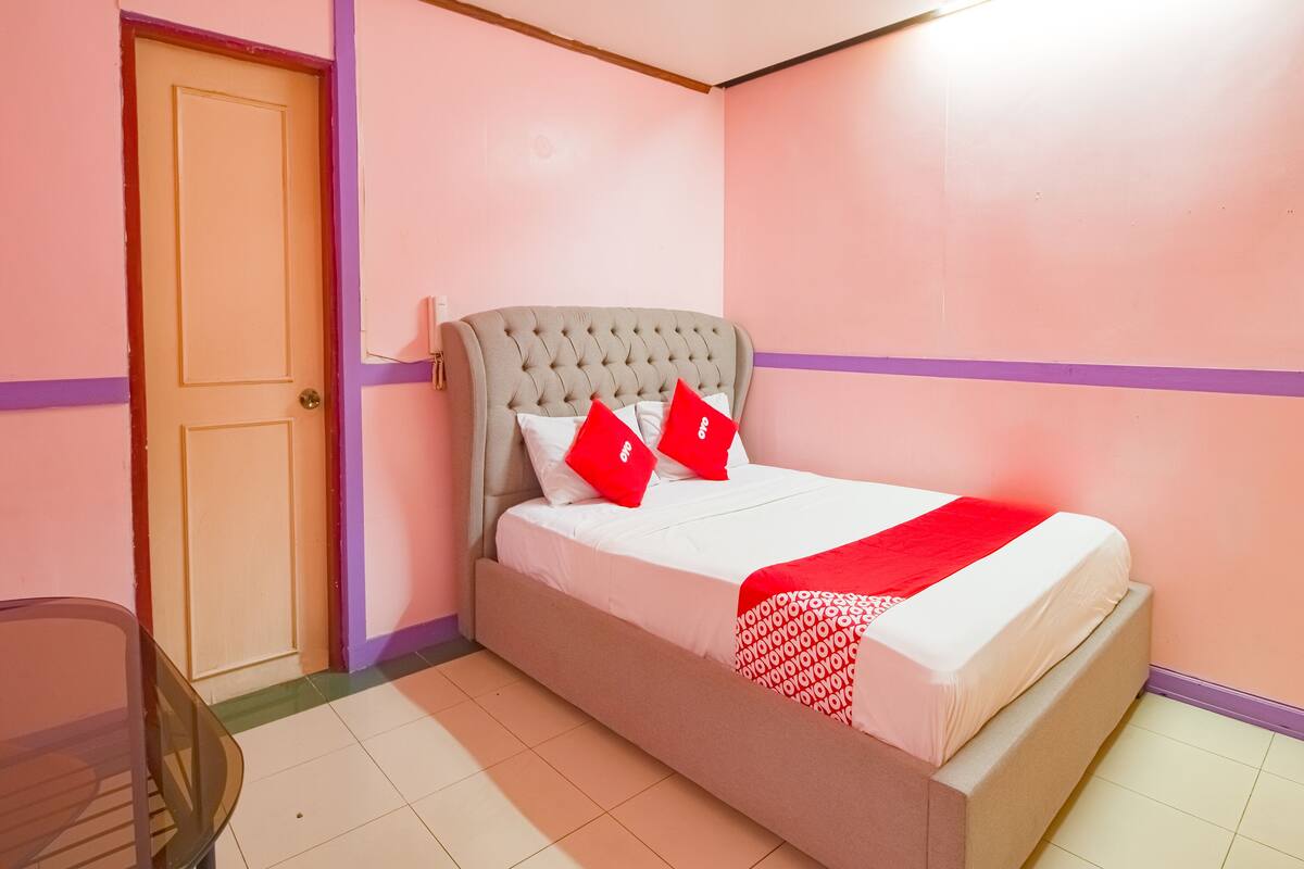 Desk, WiFi (free), bed sheets