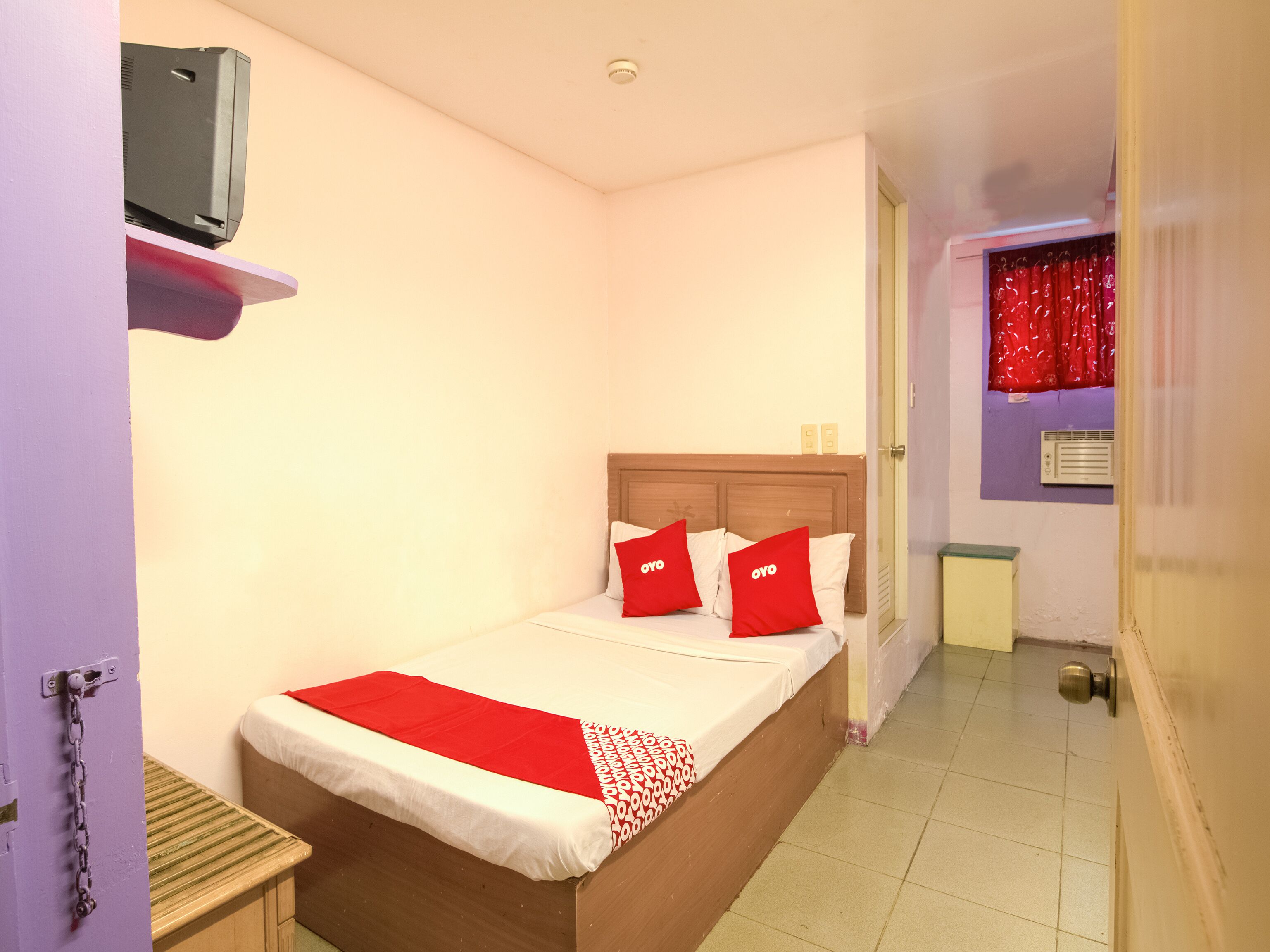 Desk, WiFi (free), bed sheets