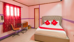 A bedroom with a bed, a desk, and a chair. - OYO 790 Mango Inn (Manila)