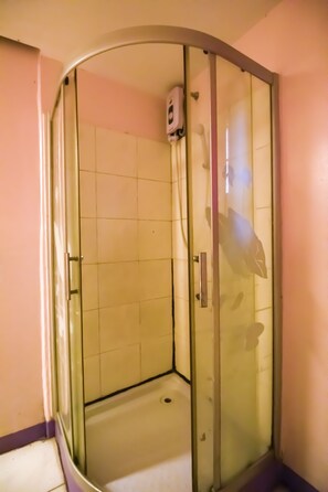 Økonomi-dobbeltrom | Bad | Dusj, hårføner og håndklær