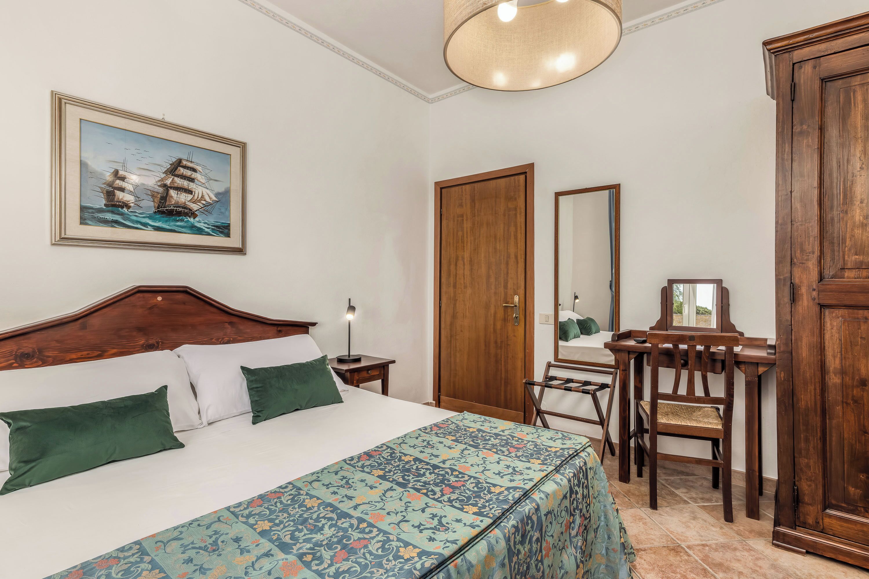 Standard Triple Room | Minibar, individually decorated, individually furnished, desk