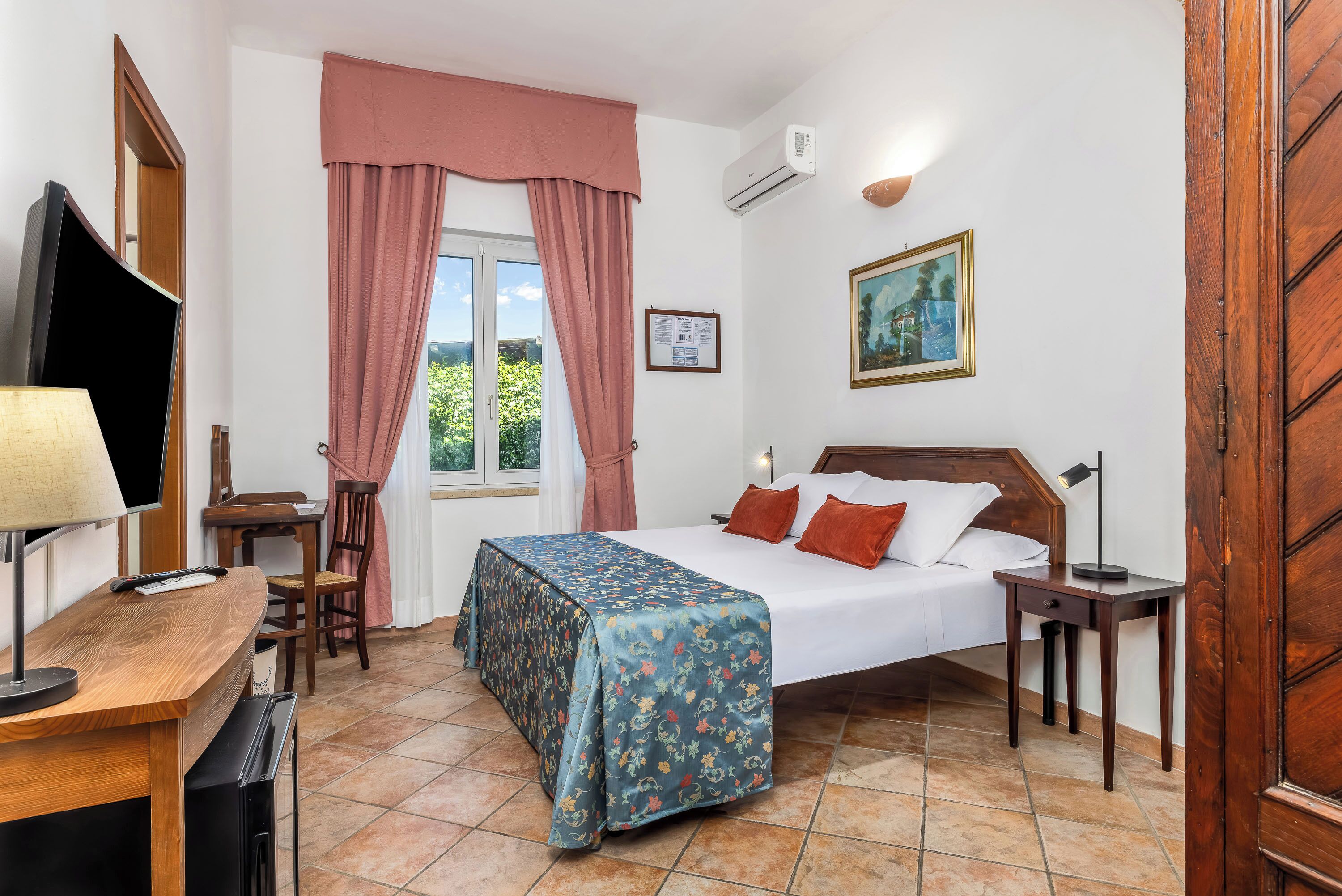Superior Double Room | Minibar, individually decorated, individually furnished, desk