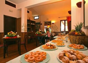 Desayuno buffet (EUR 10 por persona) 