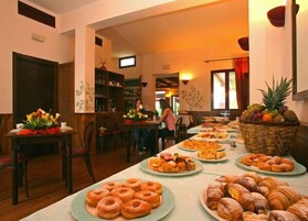 Desayuno buffet diario (EUR 10 por persona)