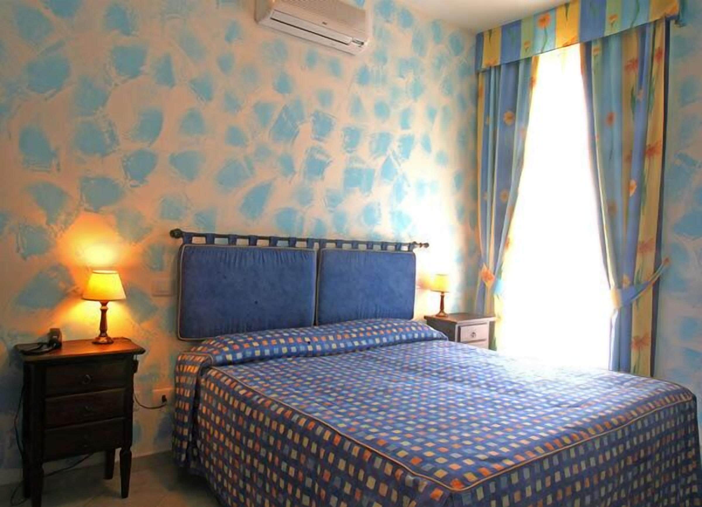 Double Room | Minibar, individually decorated, individually furnished, desk