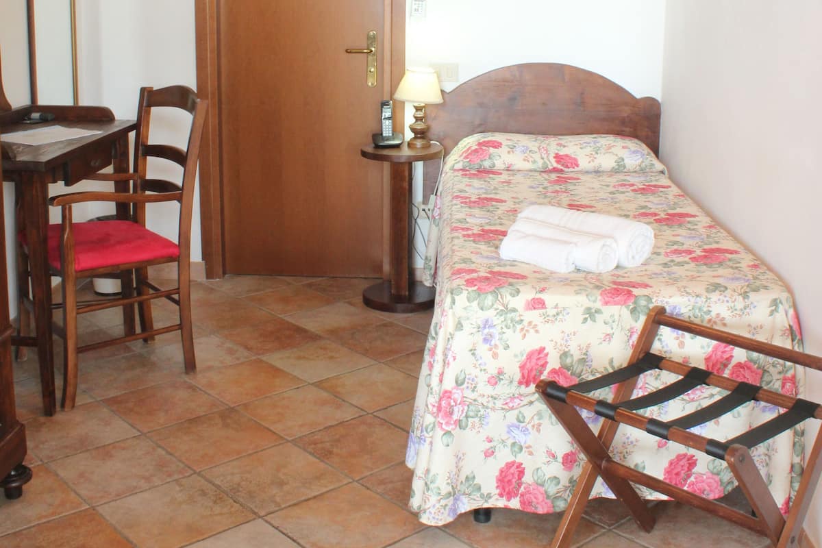 Single Room | Minibar, individually decorated, individually furnished, desk