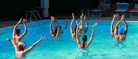 Een seizoensgebonden buitenzwembad, parasols voor strand/zwembad