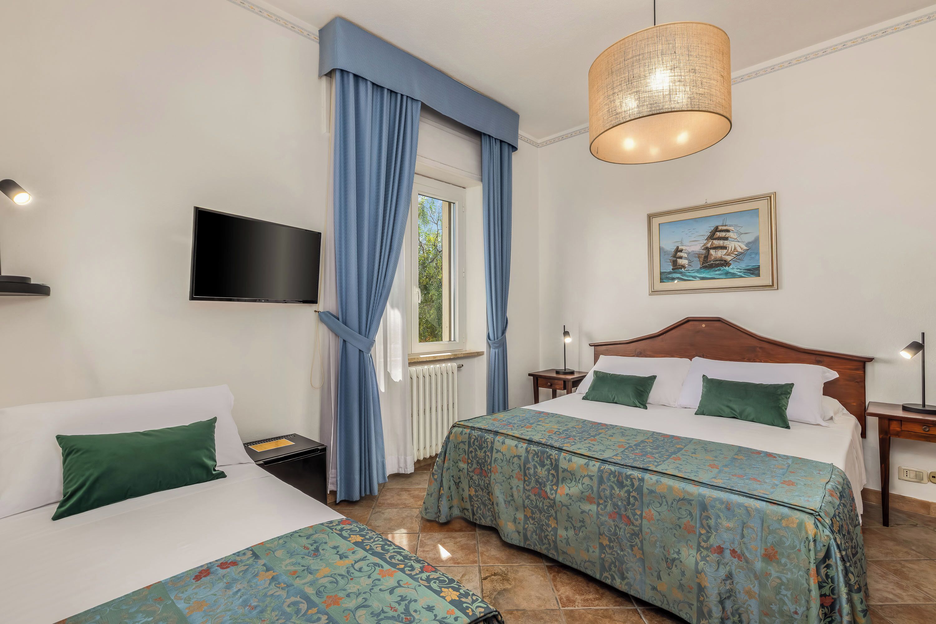 Standard Triple Room | Minibar, individually decorated, individually furnished, desk