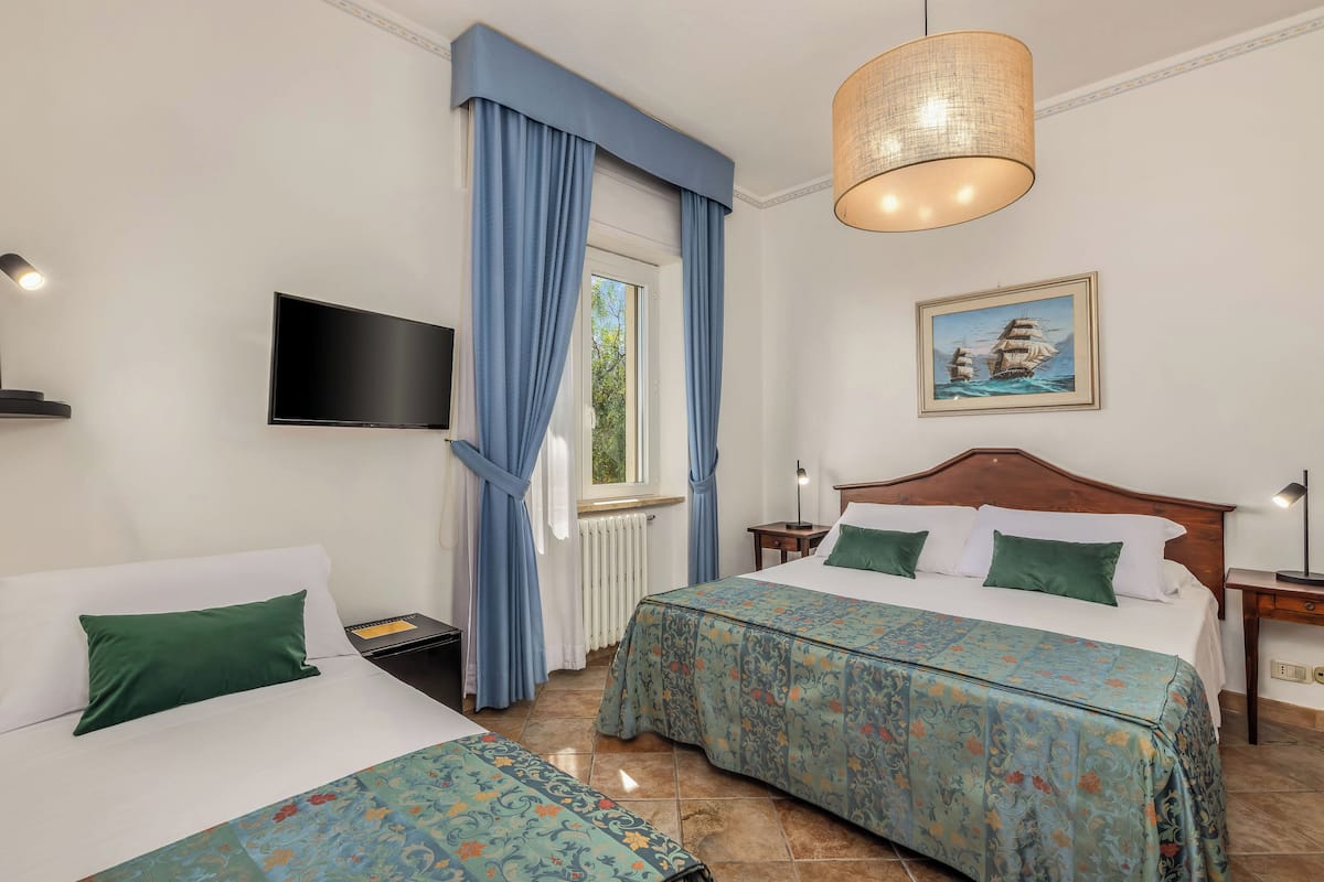 Standard Triple Room | Minibar, individually decorated, individually furnished, desk
