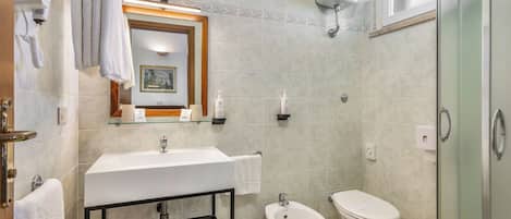 Superior Double Room | Bathroom | Shower, free toiletries, hair dryer, bidet