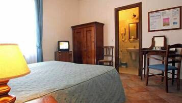 Habitación triple | Minibar, decoración personalizada, muebles diferentes y escritorio