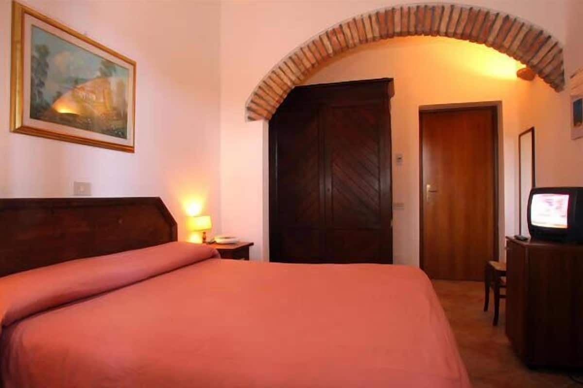 Double Room | Minibar, individually decorated, individually furnished, desk