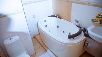 Dusche, kostenlose Toilettenartikel, Haartrockner, Bademäntel