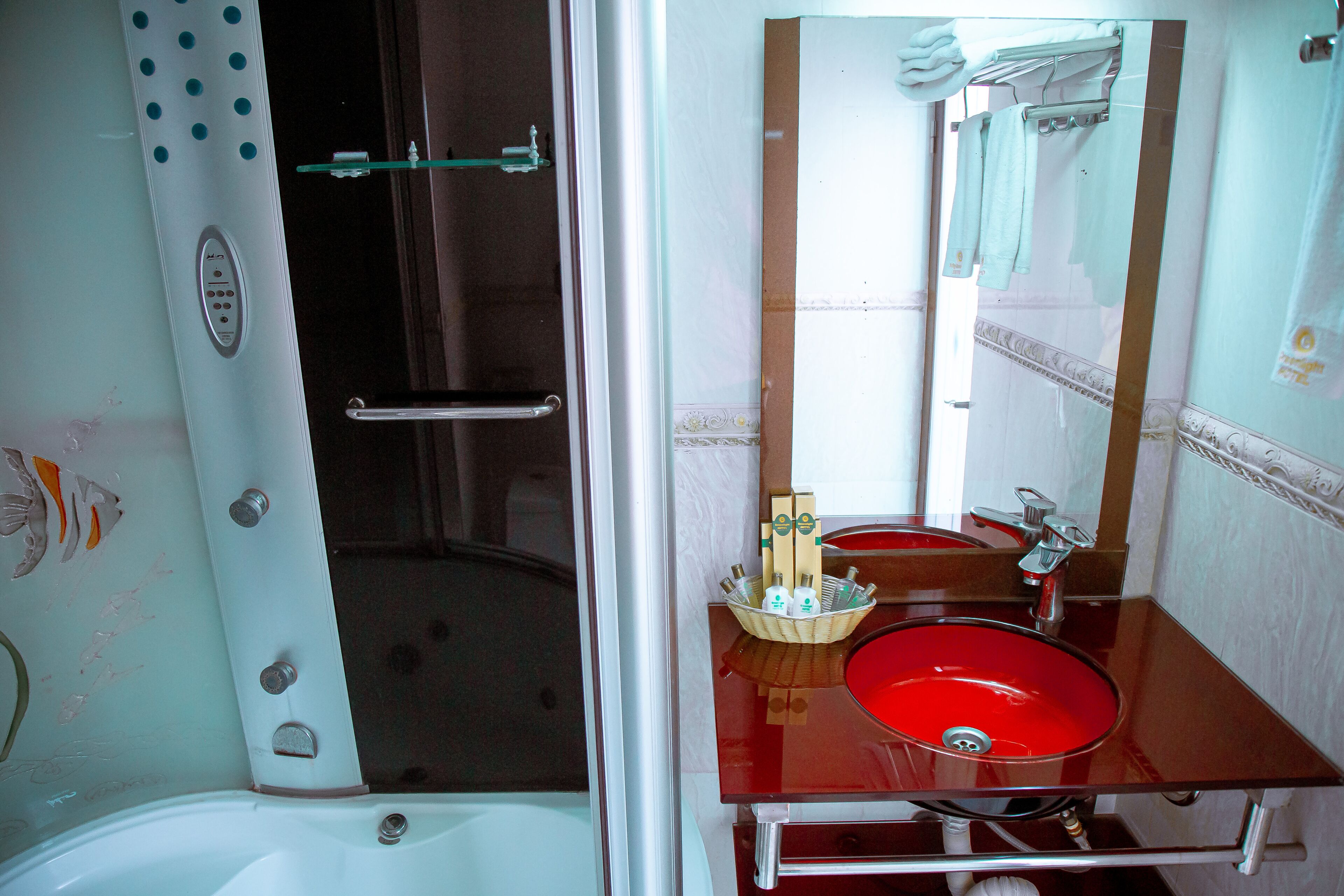 deluxe twin room, jetted tub | bathroom | shower, free toiletries, hair dryer, bathrobes