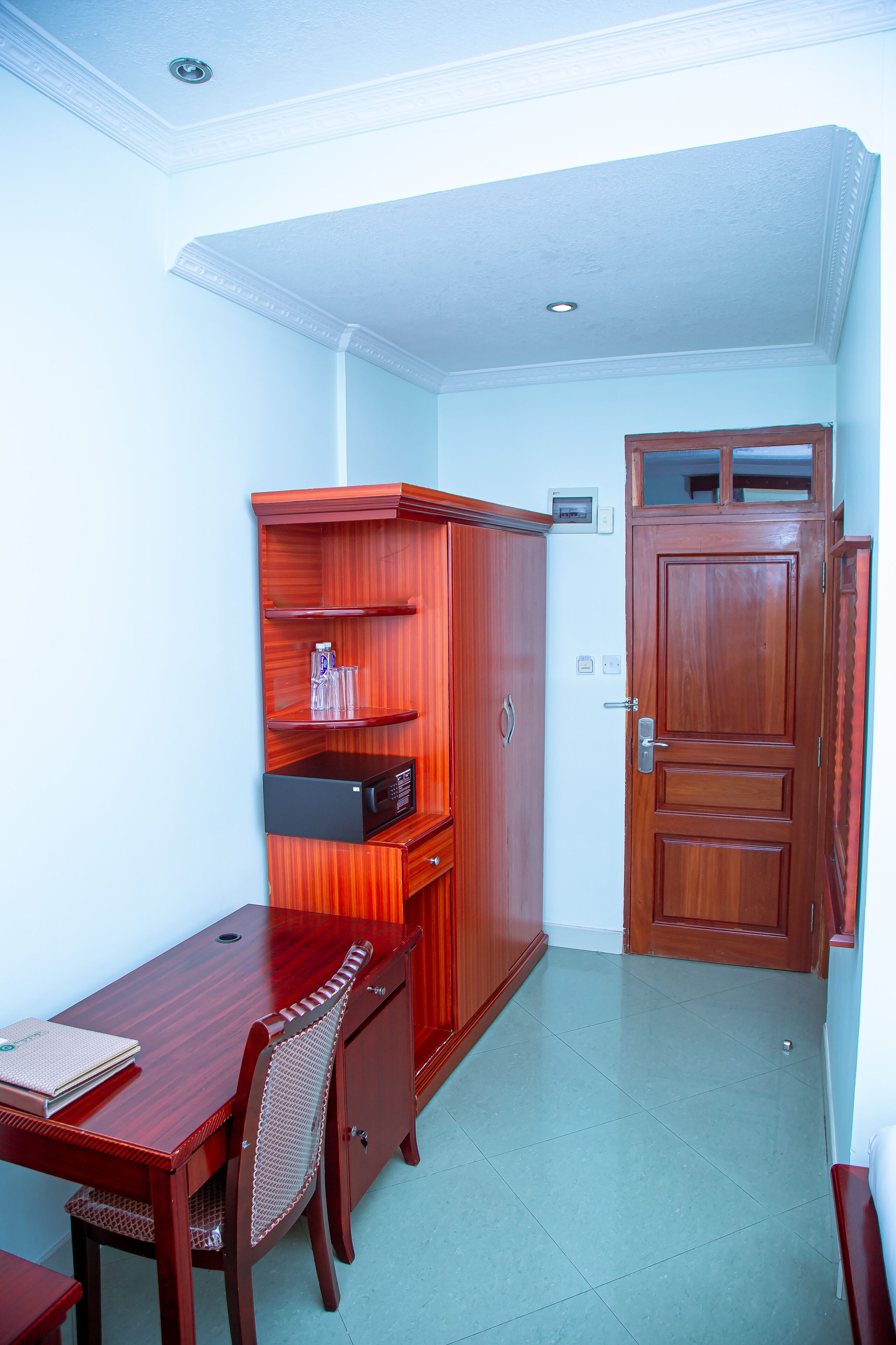 deluxe twin room, jetted tub | living area | 32-inch flat-screen tv with cable channels, tv