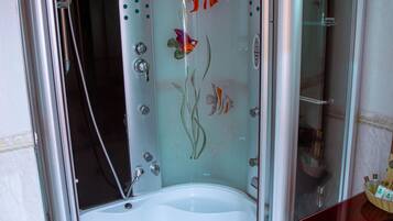 Deluxe Twin kamer, bubbelbad | Badkamer | Een douche, gratis toiletartikelen, een haardroger, badjassen